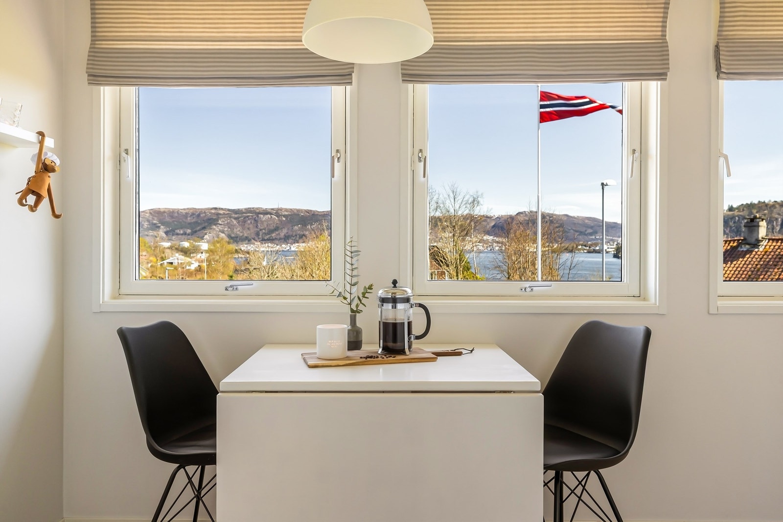 En hyggelig spiseplass ved vinduet lar deg nyte morgenkaffen med utsikt over sjøen. Galleribilde