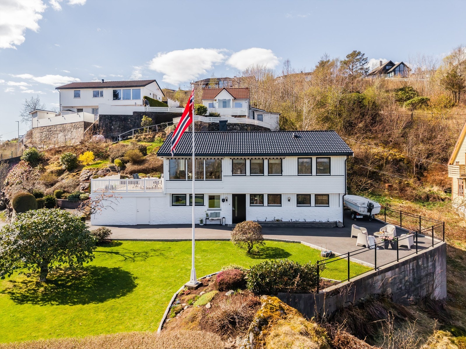 Velkommen til Klampavikvegen 29! En velholdt enebolig med sentral beliggenhet, en pent opparbeidet og barnevennlig hage med flott utsikt. Galleribilde