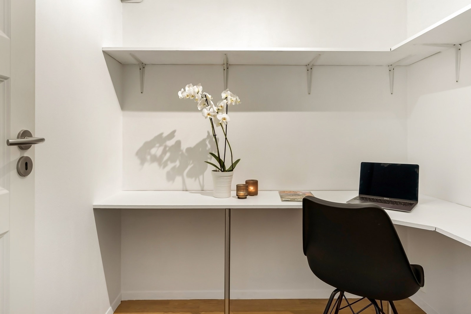 I tilknytning til hovedsoverommet ligger et praktisk walk-in-closet, her innredet som en smart kontorplass. Galleribilde