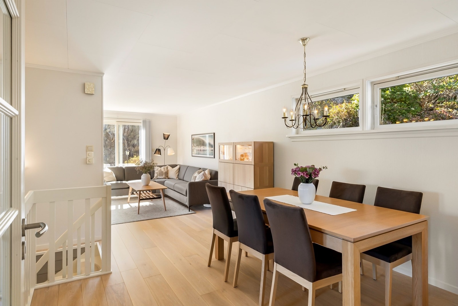Stuen er romslig med en åpen løsning mot spisestuen, noe som skaper en sosial og luftig sone for familien. Galleribilde