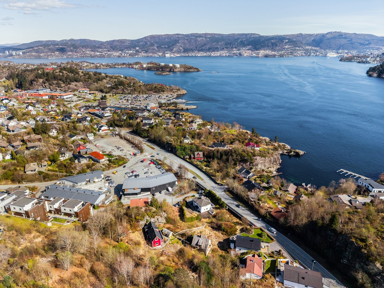 Oversikt over Kleppestø, hvor du finner blant annet Kleppestø Senter med et variert utvalg av butikker og tjenester. Galleribilde