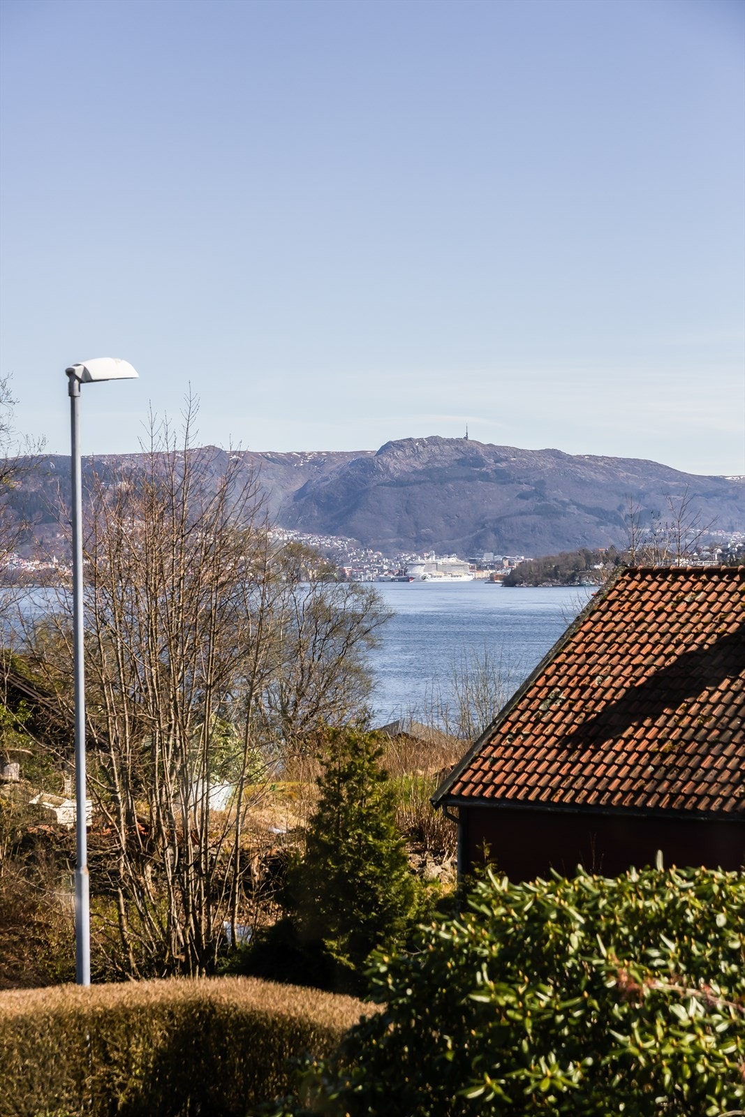 Fra eiendommen ser man skipstrafikken på vei inn og ut fra Bergen. Galleribilde
