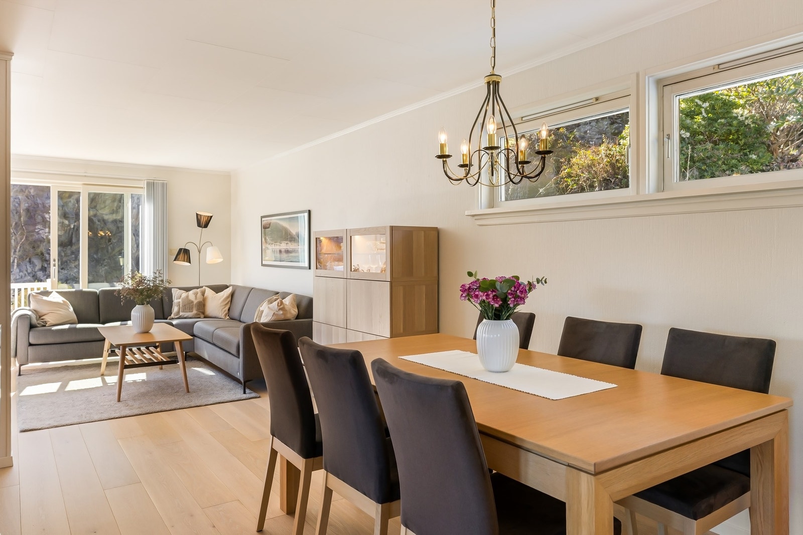 Stuen og spisestuen har flere møbleringssoner, som gir fleksibilitet i innredningen. Galleribilde