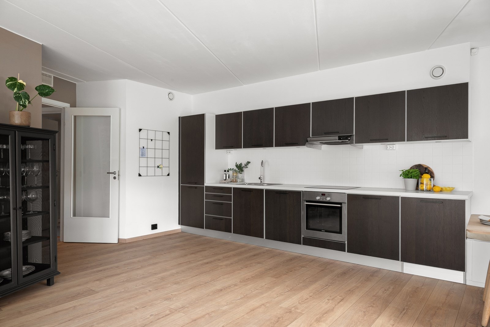 Kjøkkenet er levert av Bolink og er innredet med brune slette fronter og en praktisk benkeplate i laminat. Galleribilde