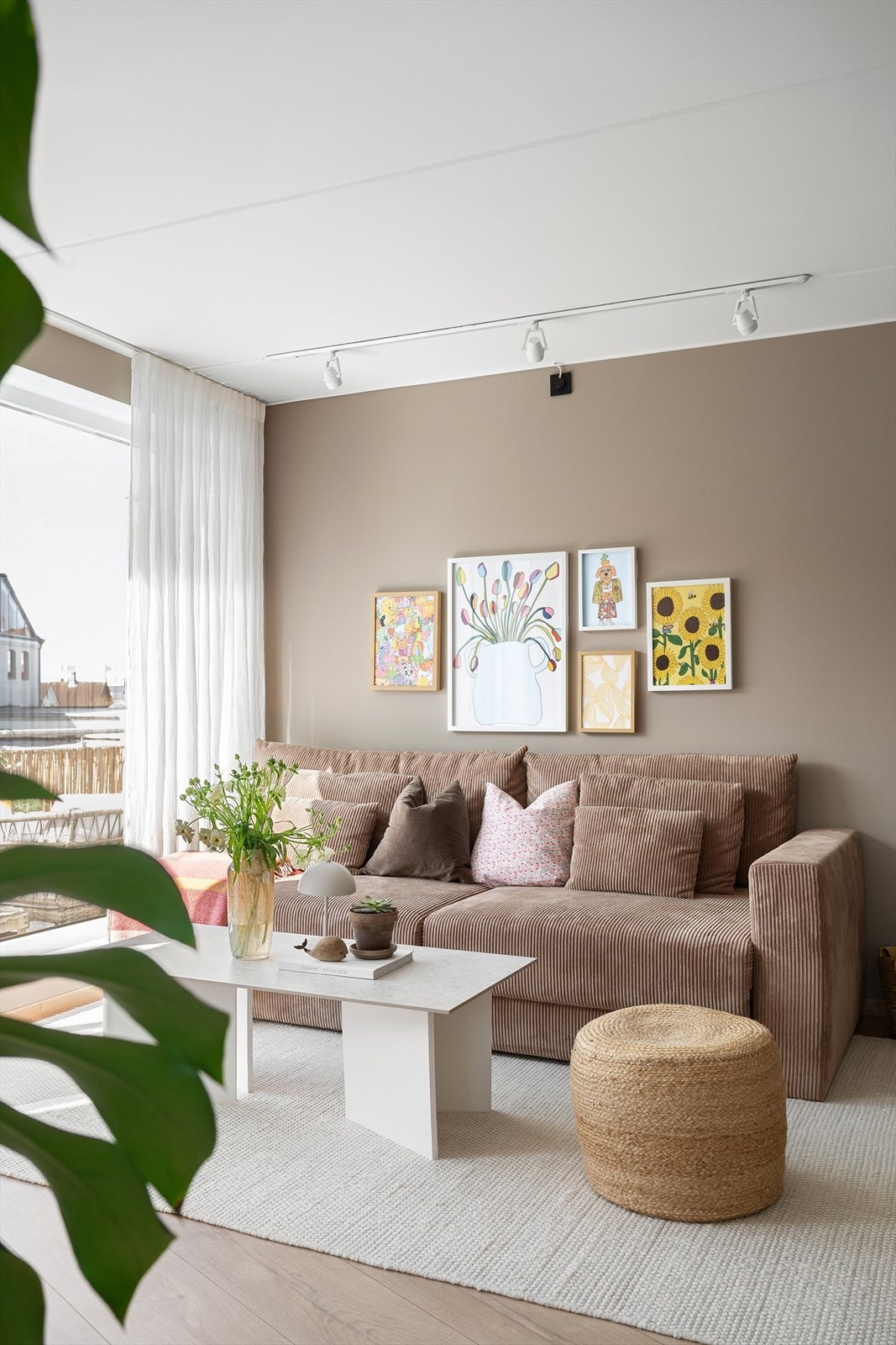 Boligens hjerte er den åpne stue- og kjøkkenløsningen som skaper en luftig og sosial sone - perfekt for både hverdag og gjester. Galleribilde