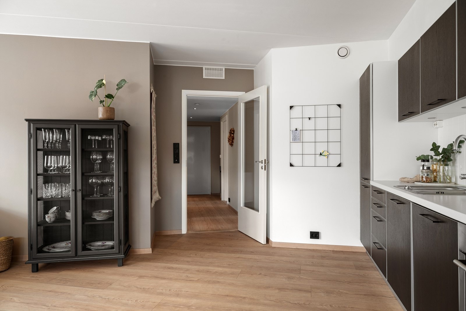 Leiligheten ligger i topp etasjen, og fremstår som moderne og velholdt, med gjennomgående pene overflater. Galleribilde
