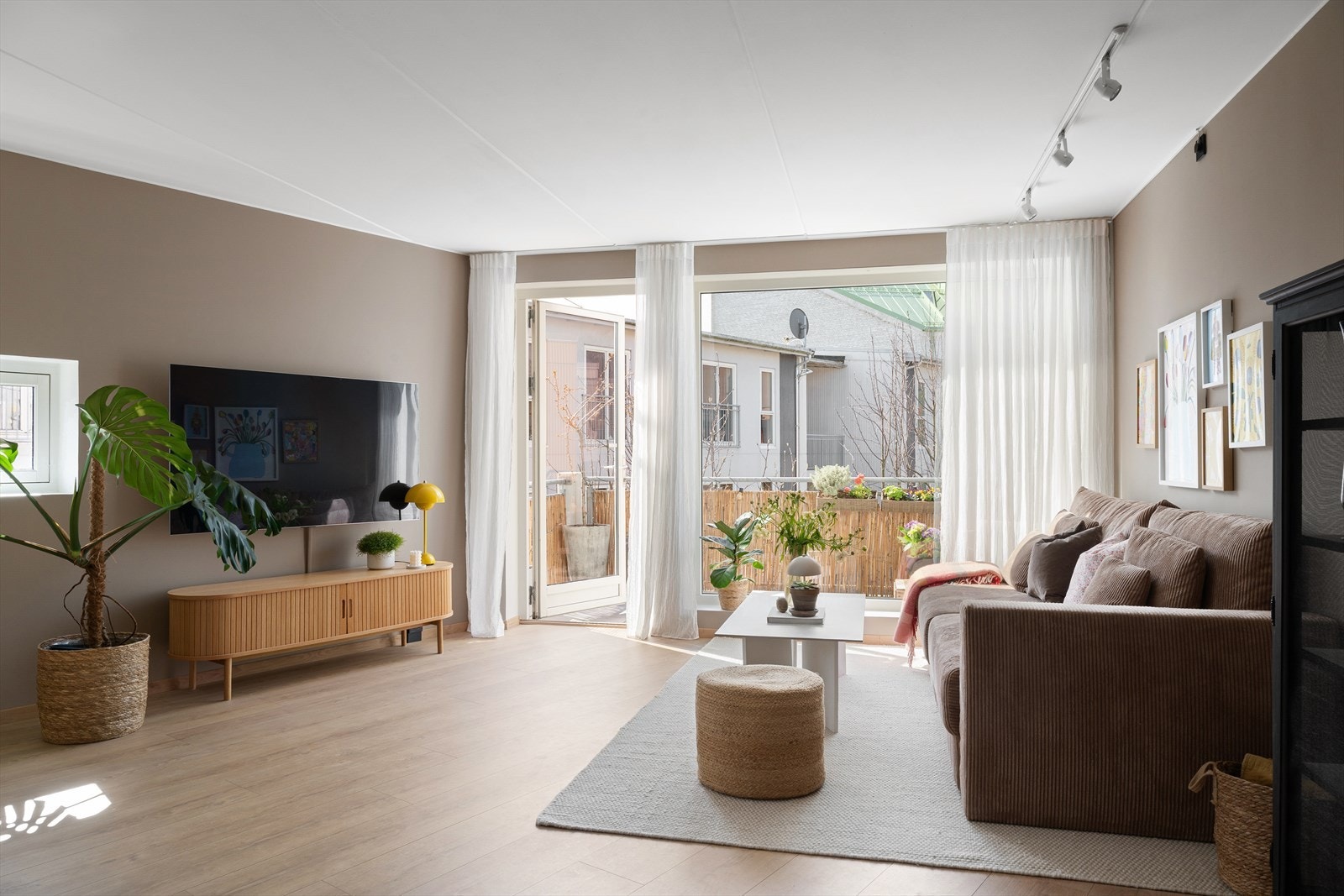 Velkommen til Lervigsveien 23F! En stilfull og innbydende hjørneleilighet i hjertet av Stavanger Øst-V/ Eira Næss Huseby, Eiendomsmegler Norge. Galleribilde