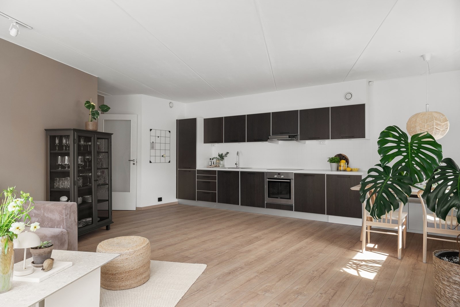 Et meget innbydende oppholdsrom med moderne fargevalg på overflater. Galleribilde