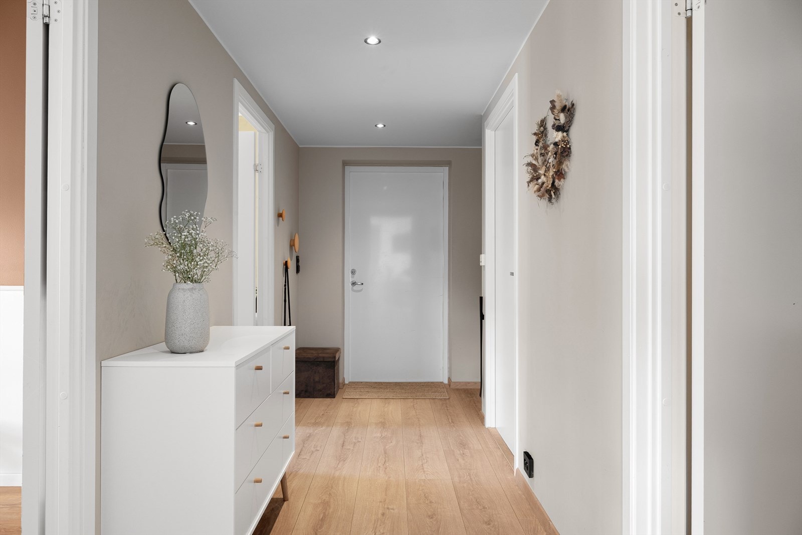 Leiligheten ønsker deg velkommen med en trivelig og praktisk entré med plass til yttertøy og sko. Galleribilde