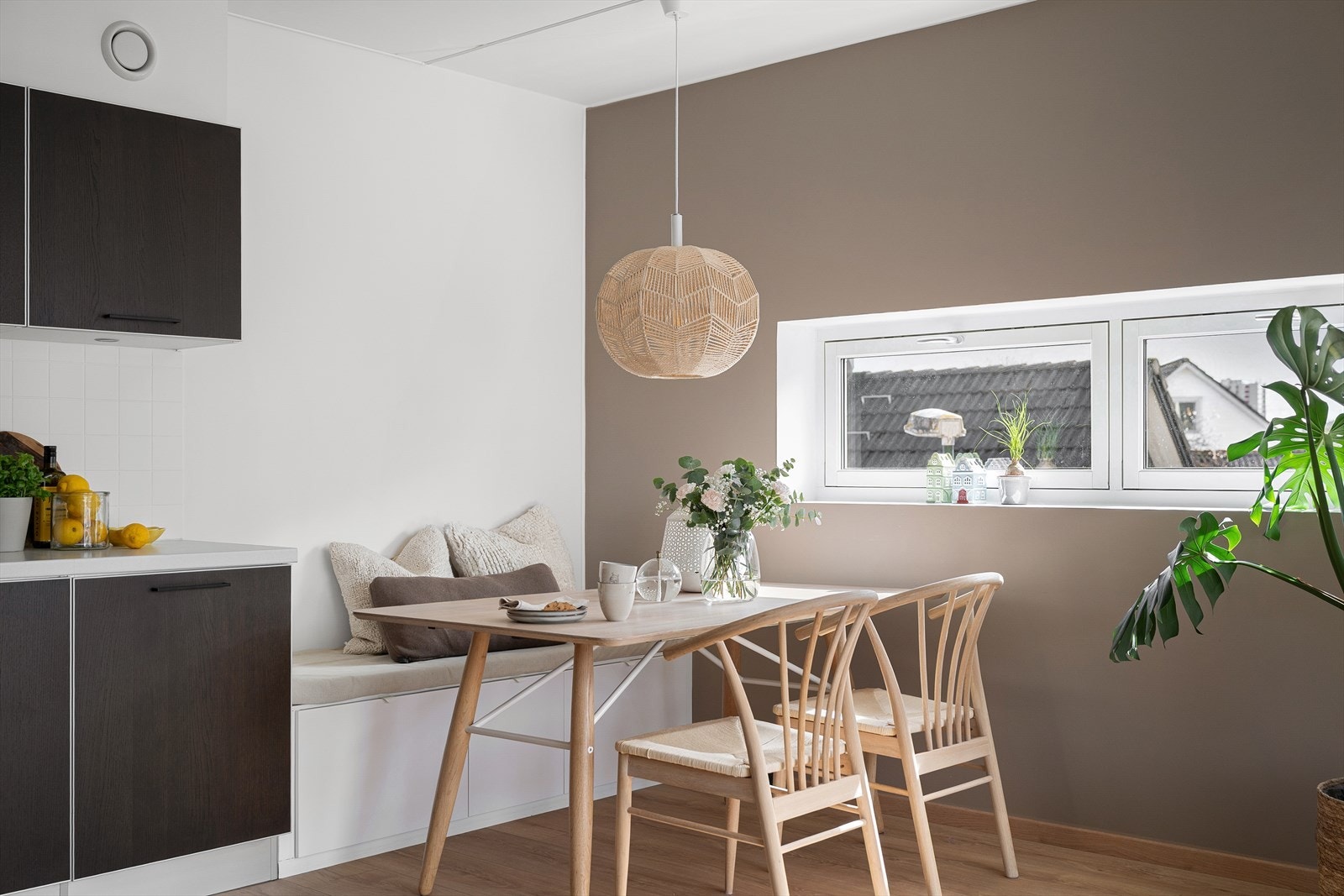 Rommet har en utforming som gir god møbleringsfrihet, med plass til både spisebord, sofagruppe og TV-møblement. Galleribilde