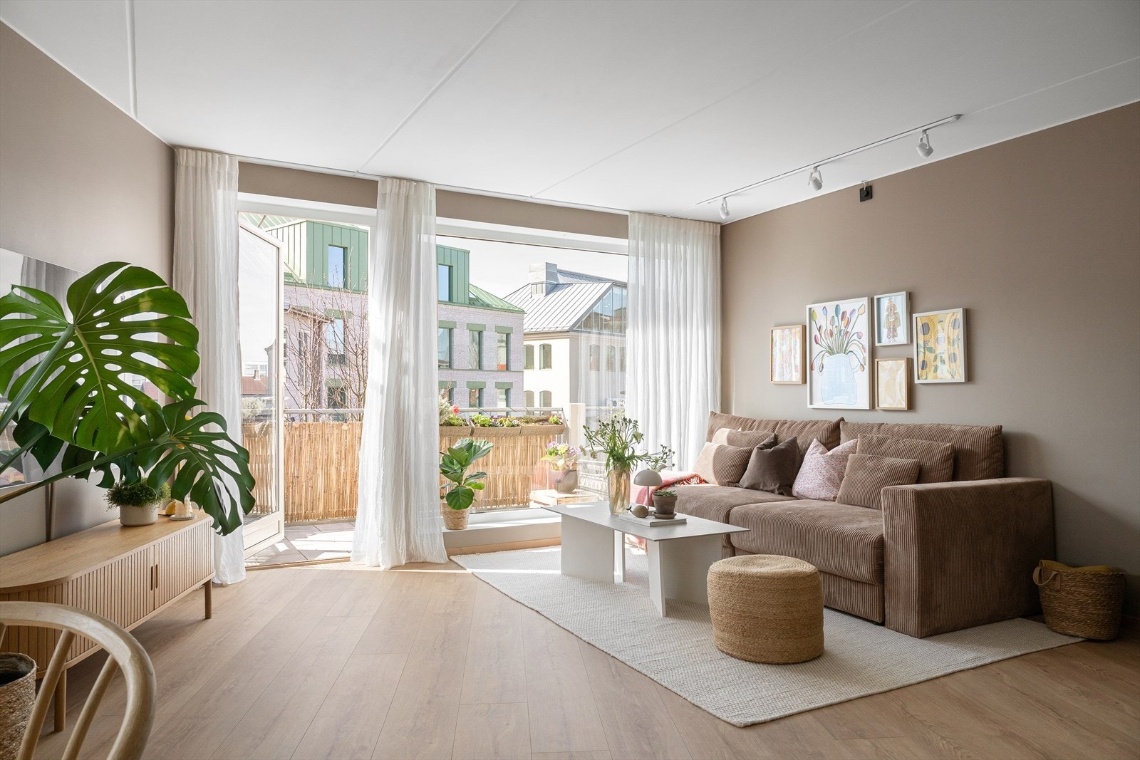 Rommet har høyreiste vindusfalter som slipper inn rikelig med naturlig lys og bidrar til en luftig og behagelig atmosfære. Galleribilde