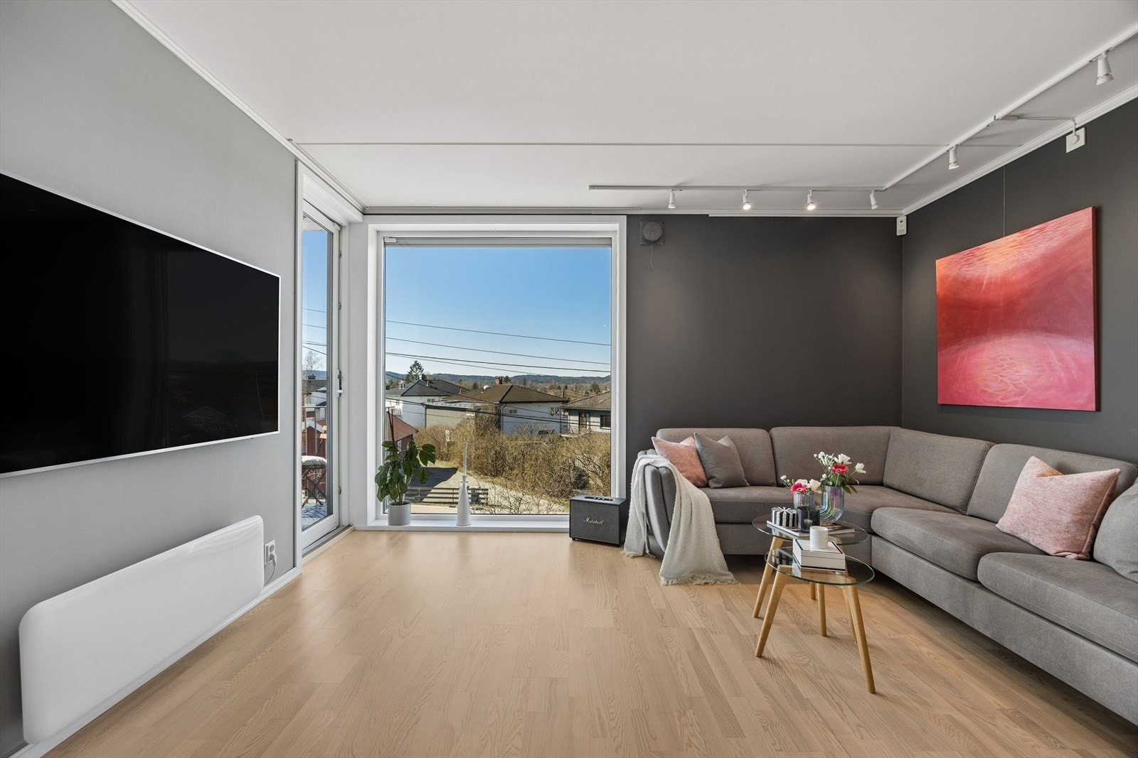 Stuen er romslig med plass til god sofa. Galleribilde