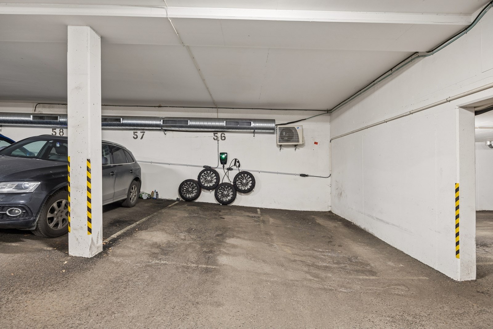 Garasjeplass med el lader Galleribilde