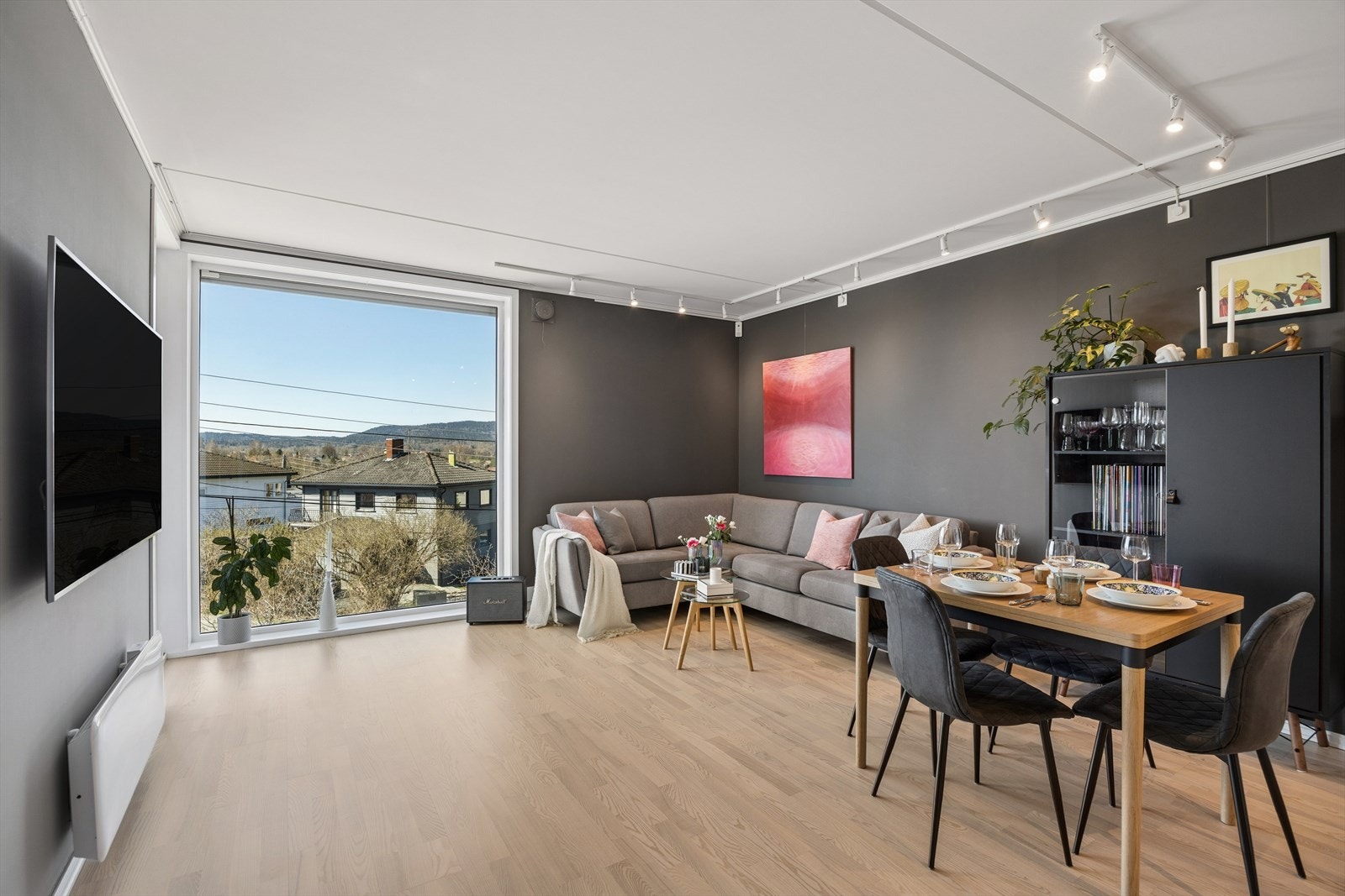 Fin utsikt fra stuen. Det er god plass for soga og spisebord. Her har selgerne lagt inn og bygget inn ledningerne bak tv for å skjule kablene. Galleribilde