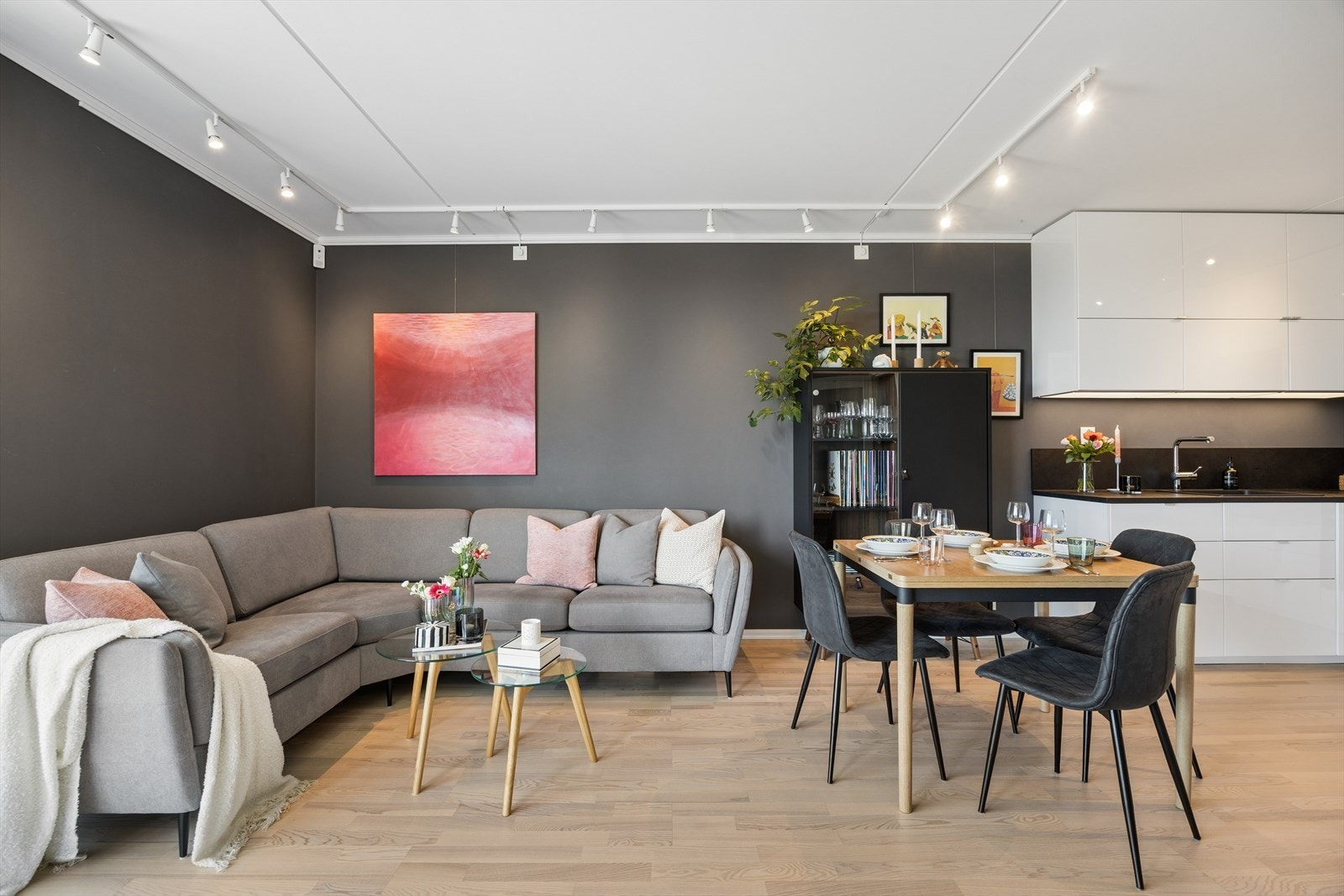 Stue med plass til hyggelig sofa krok samt plass for spisebord. Galleribilde
