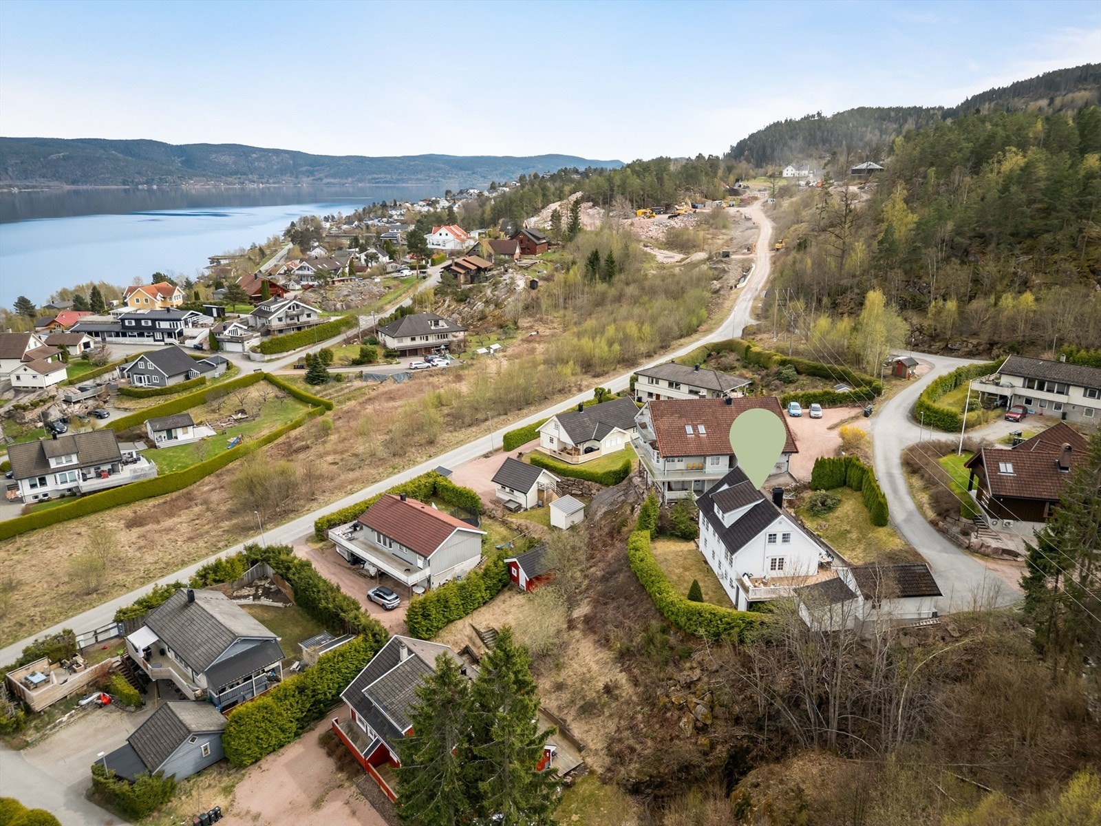 Ca. 20 min kjøring til Drammen sentrum med sentrumsfasiliteter, flere servicetilbud og togstasjon. Galleribilde