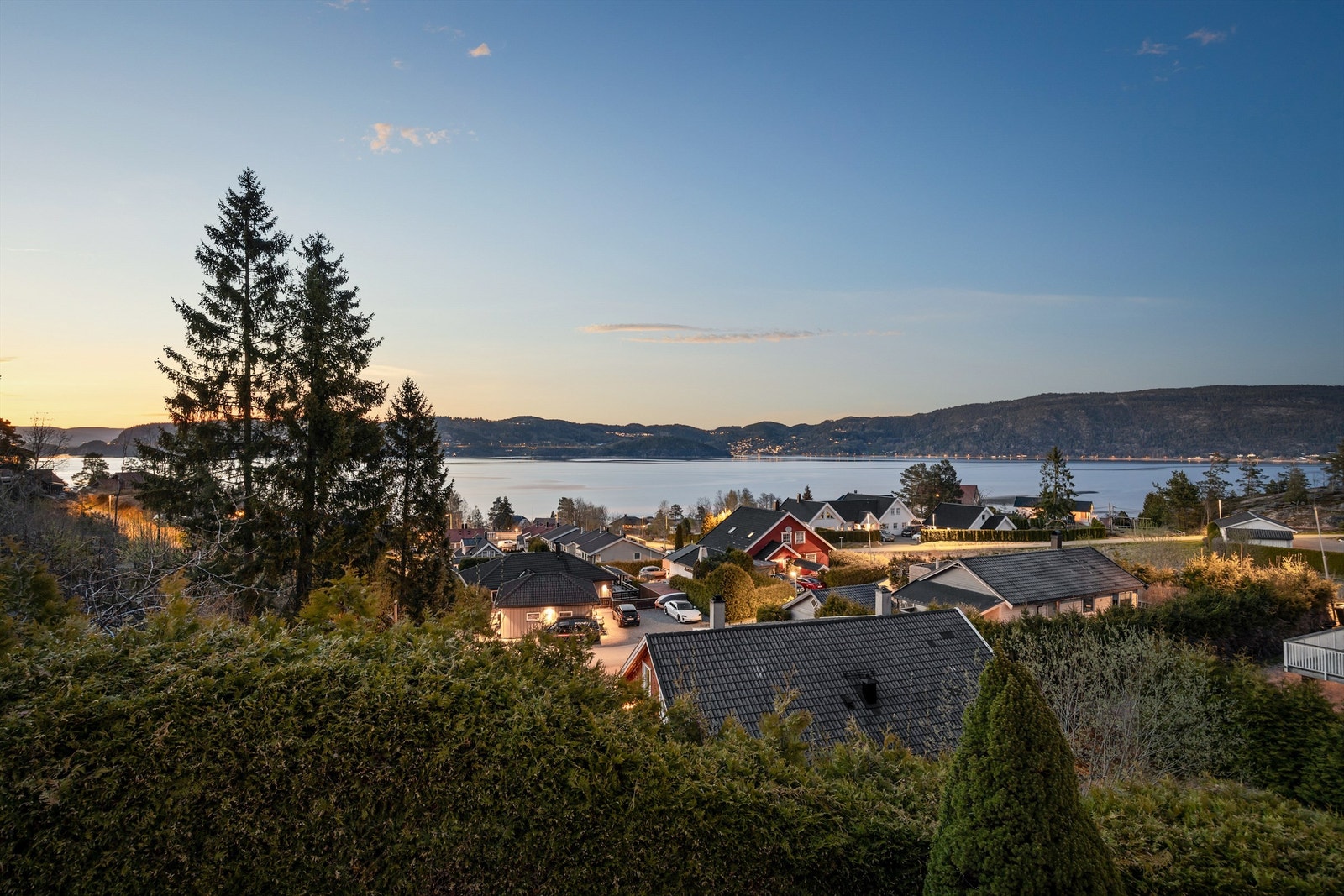 Eiendommen ligger høyt og fritt med utsikt over Nesbygda og Drammensfjorden. Galleribilde