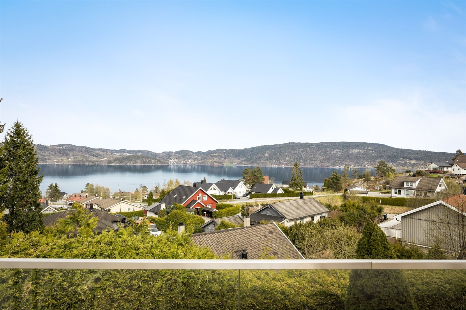 Fra terrassen har man en upåklagelig utsikt over nabolaget og fjorden. Galleribilde