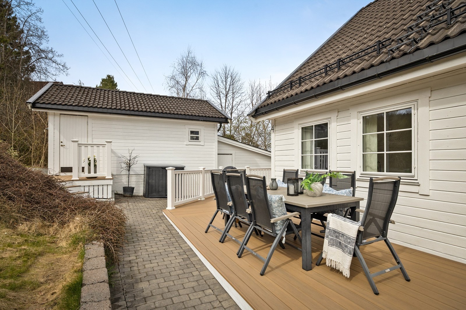 Garasjen fra 2007 har ny port fra 2024 og en praktisk bod på ca. 10 m² (boden er ikke byggemeldt). Galleribilde