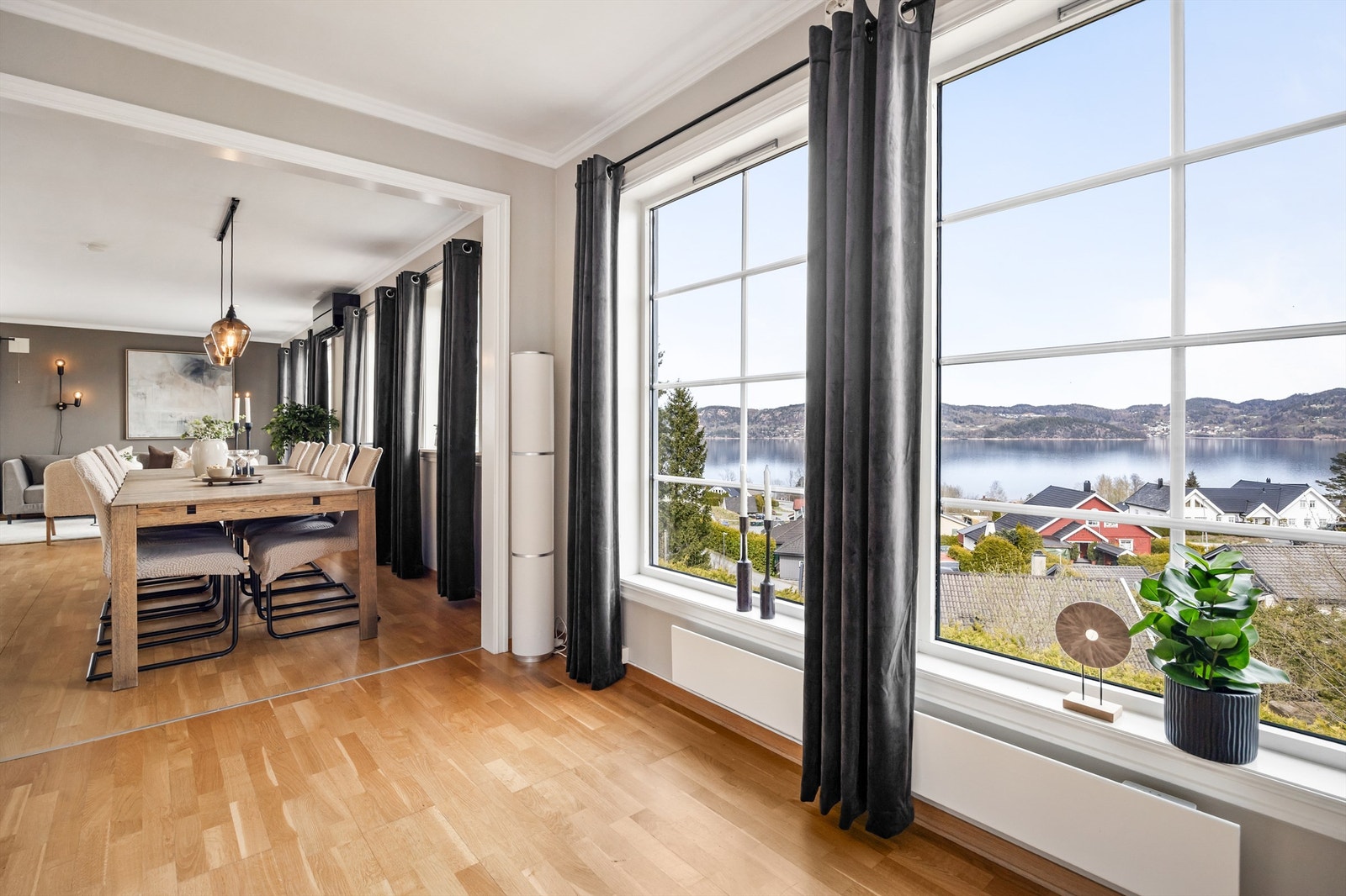 Den åpne planløsningen gir en helhetlig romfølelse og gjør det enkelt å være sosial på tvers av sonene. Galleribilde