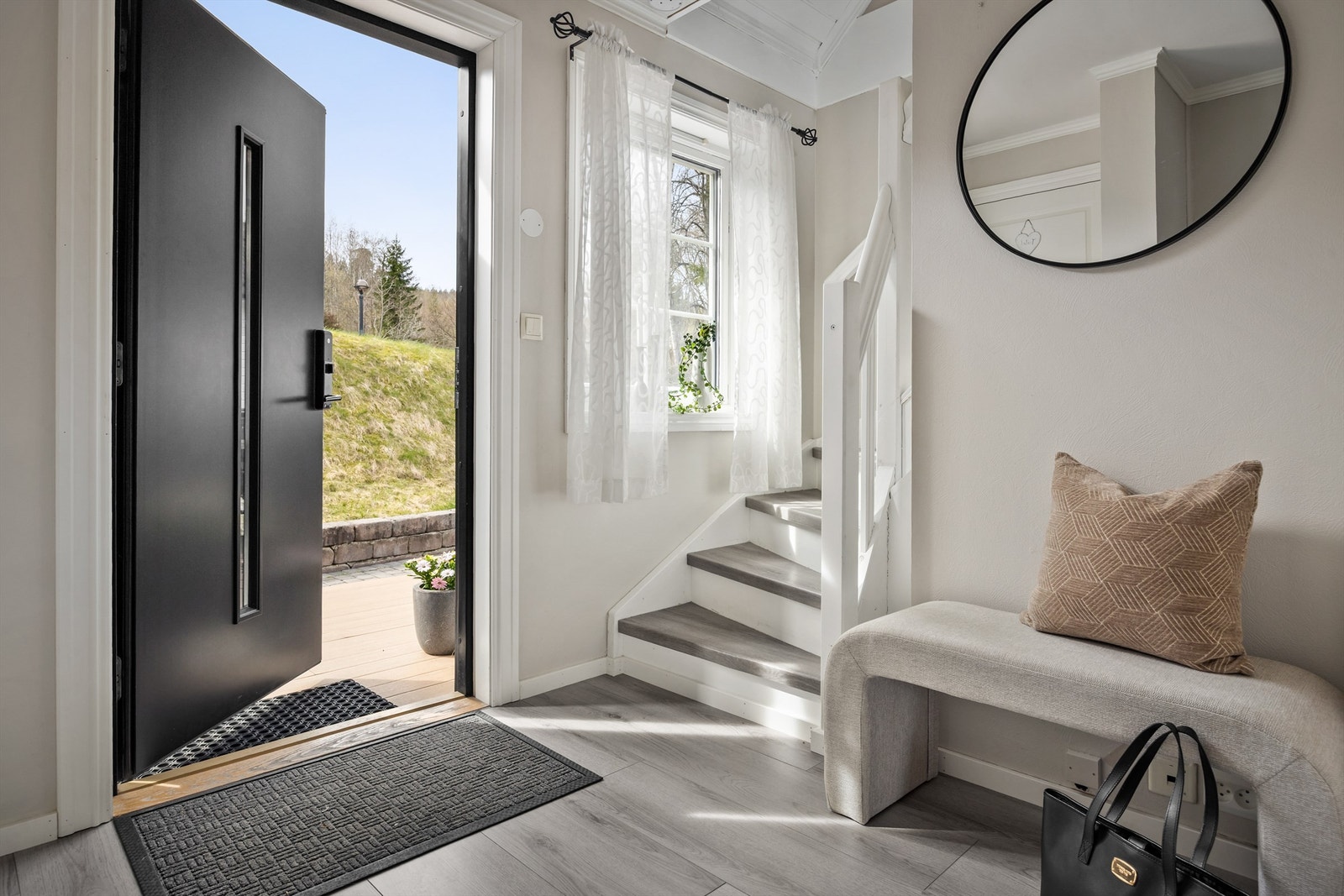 Ny ytterdør med glassfelt fra 2024 ønsker velkommen inn. Galleribilde
