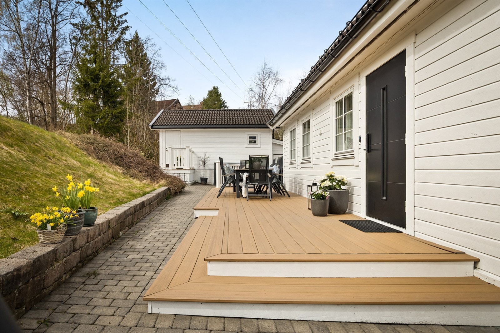 Pent opparbeidet inngangsparti med belegningsstein og trapp opp til terrassen. Galleribilde