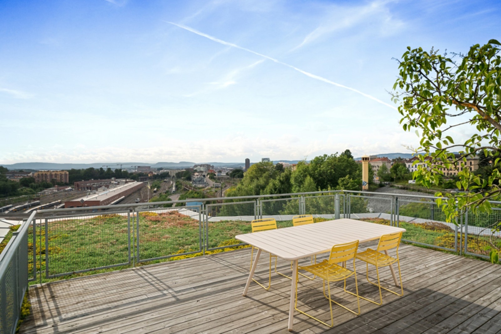 Borettslaget disponerer også en stor felles takterrasse i naboblokken med svært gode solforhold og flott utsikt mot byen, Barcode og fjorden Galleribilde