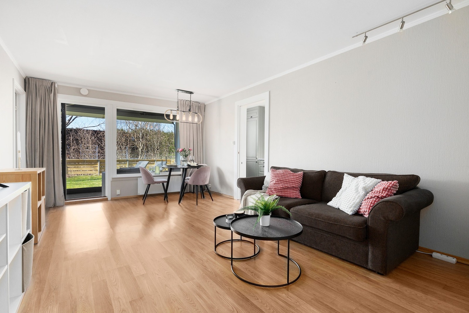 Sjekk ut denne store og innbydende stuen! Rommet har store vindusflater som slipper inn rikelig med naturlig lys og gir en luftig atmosfære. Galleribilde