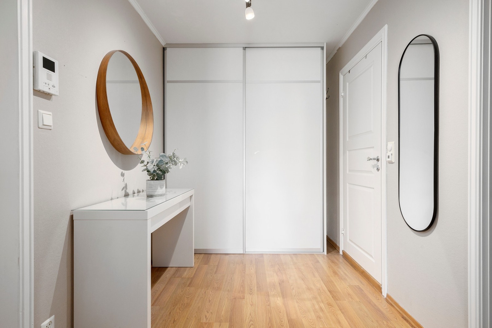 Her er det skyvedørsgarderobe som gir praktisk og skjult oppbevaring av sko og yttertøy. Galleribilde