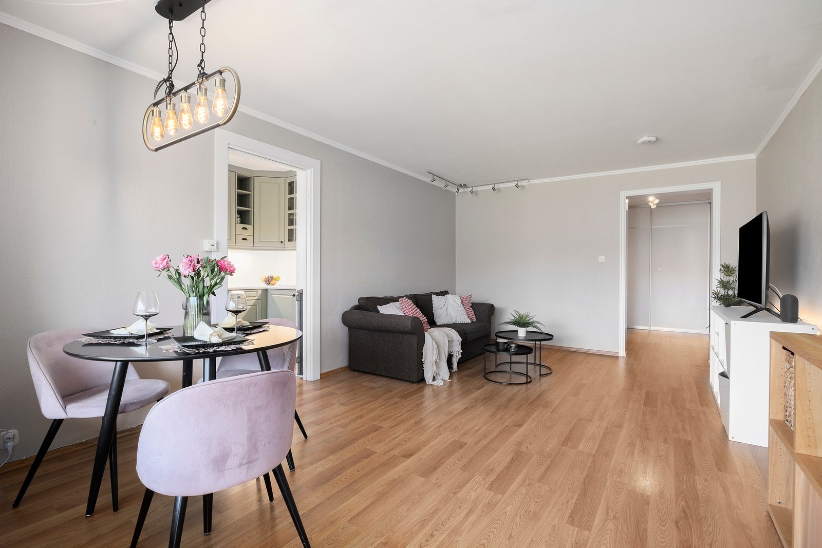 Stuen har gode møbleringsmuligheter med naturlige soner for både sittegruppe, medievegg og spiseplass. Galleribilde