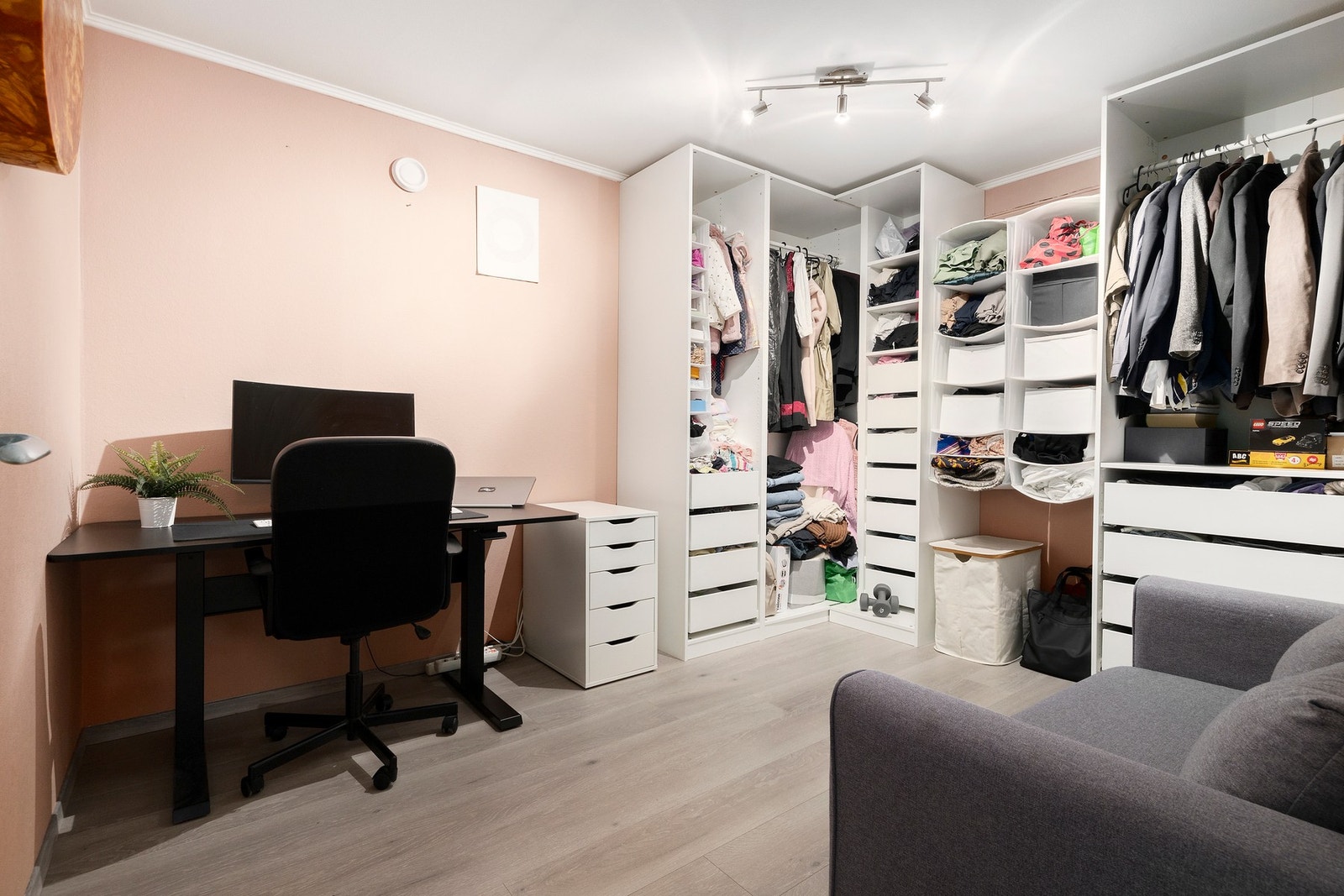 I tilknytning til gangen er det et romslig disponibelt rom. Her kan du f.eks. ha walk-in-closet. Galleribilde