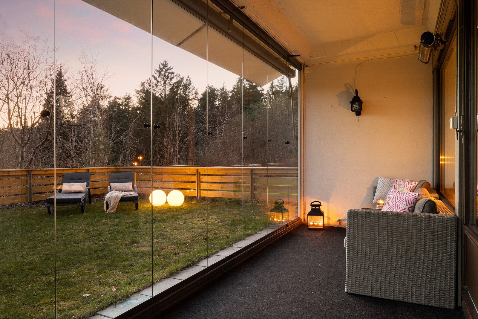 Fra stuen er det utgang til en innglasset terrasse på ca. 13 kvm med tilhørende hagedel. Galleribilde