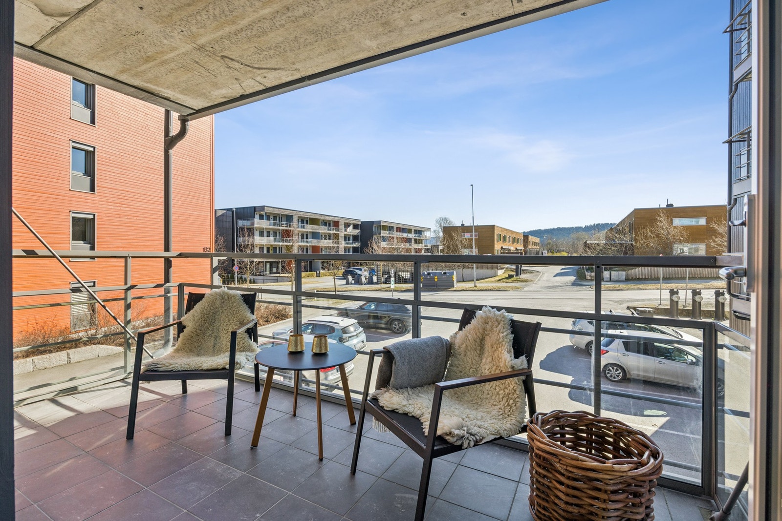 Innbydende balkong med god plass til sittegruppe - et perfekt sted for rolige morgener og hyggelige sommerkvelder. Galleribilde