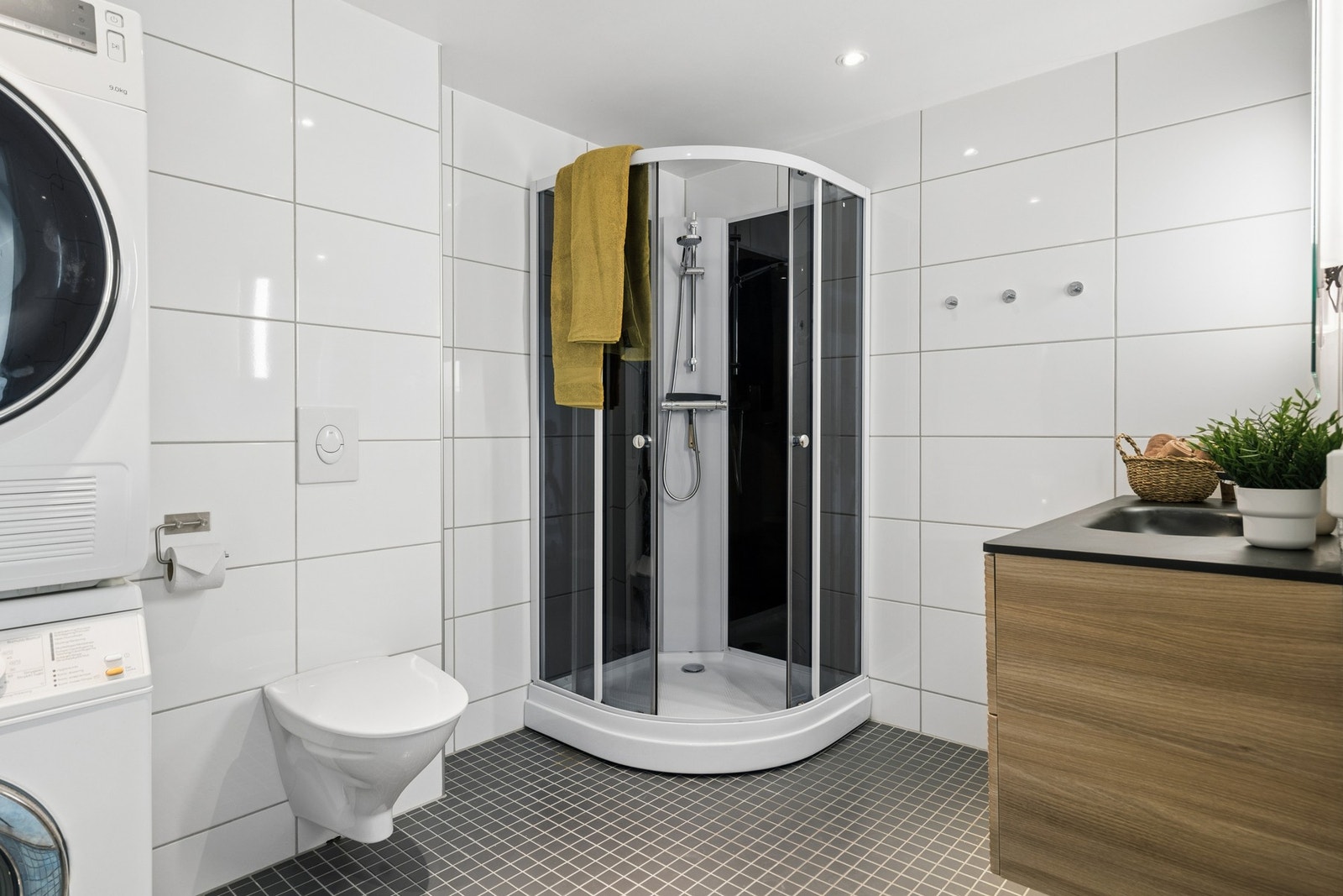 Badet har opplegg for vaskemaskin, noe som gir en praktisk og komplett løsning i hverdagen. Galleribilde