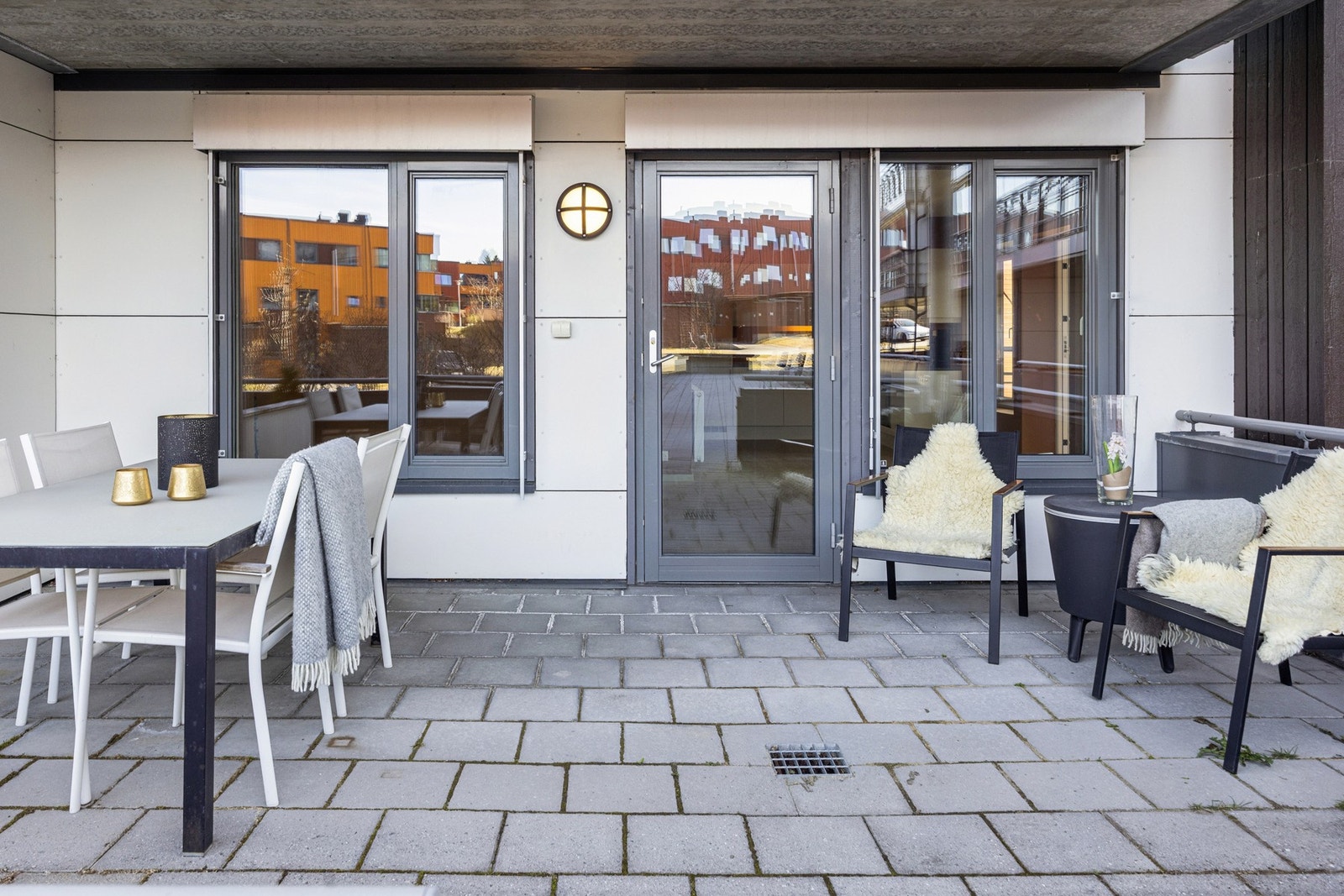 Stor og praktisk uteplass på bakkeplan med direkte adkomst fra stuen, som gir en sømløs overgang mellom inne og ute. Galleribilde