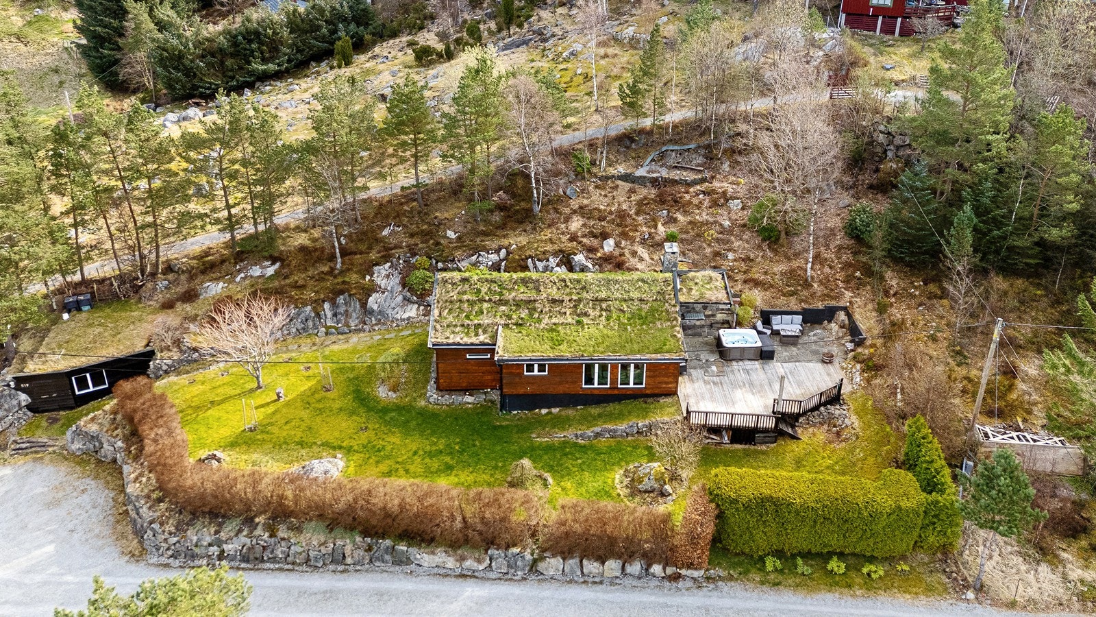 Her får man en flott hytte, hage, terrasse, utvendig bod og parkering på egen tomt. Galleribilde