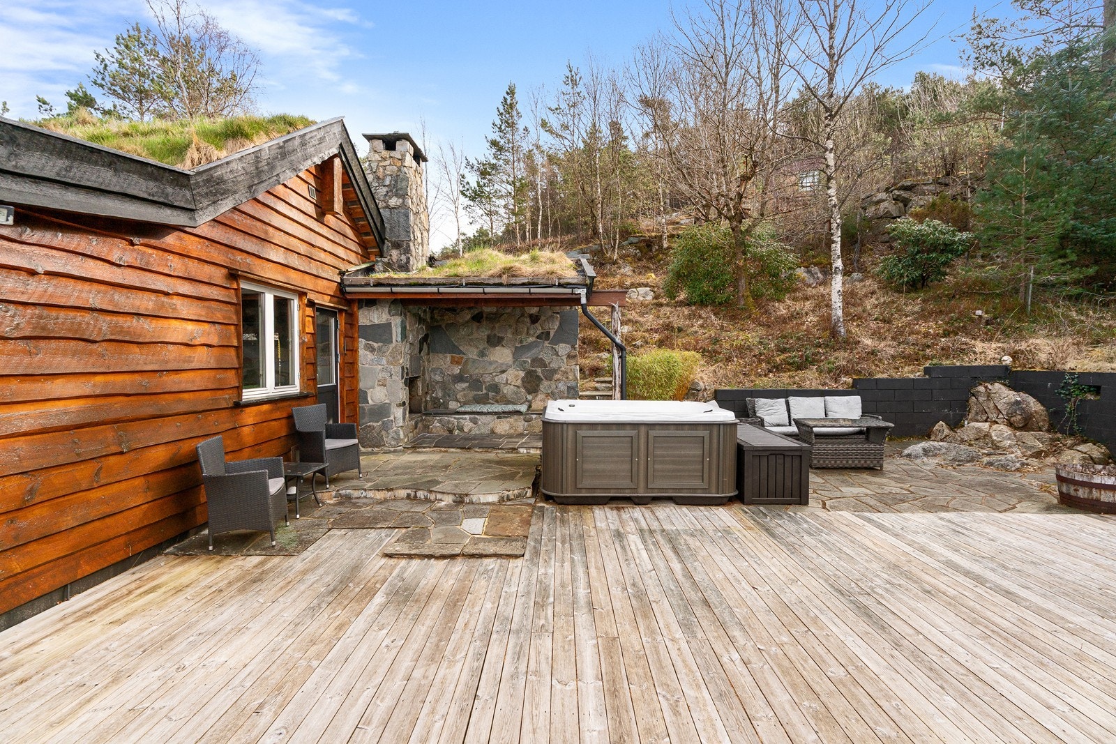Stor terrasse/platting av tre og stein. Jacuzzi fra 2020. Galleribilde