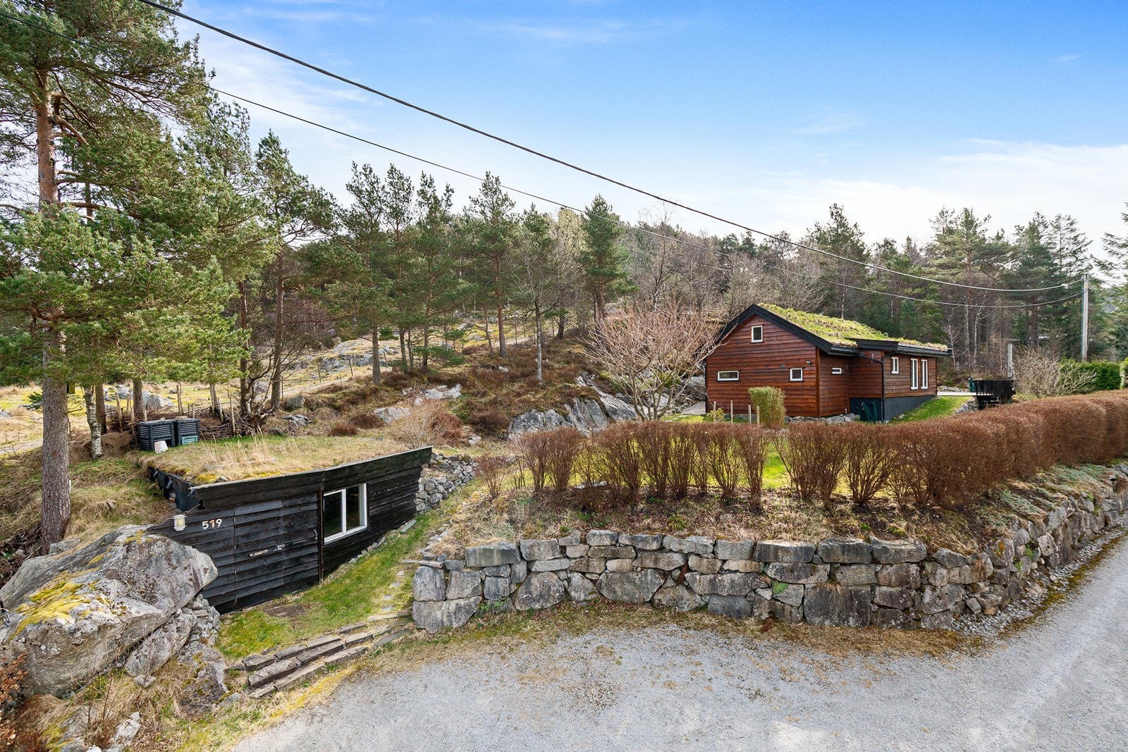 Stor og praktisk utvendig bod og parkering på egen tomt. Galleribilde