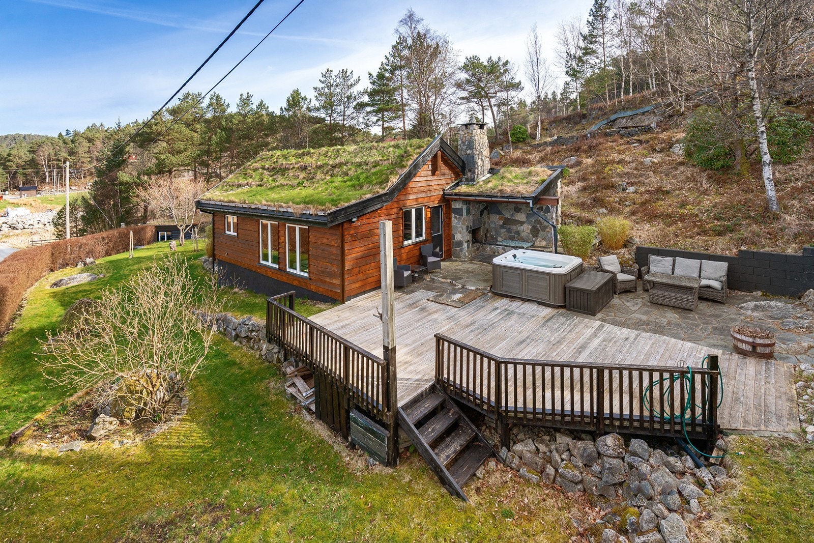 Hytta har en fint opparbeidet tomt, utepeis og jacuzzi. Galleribilde