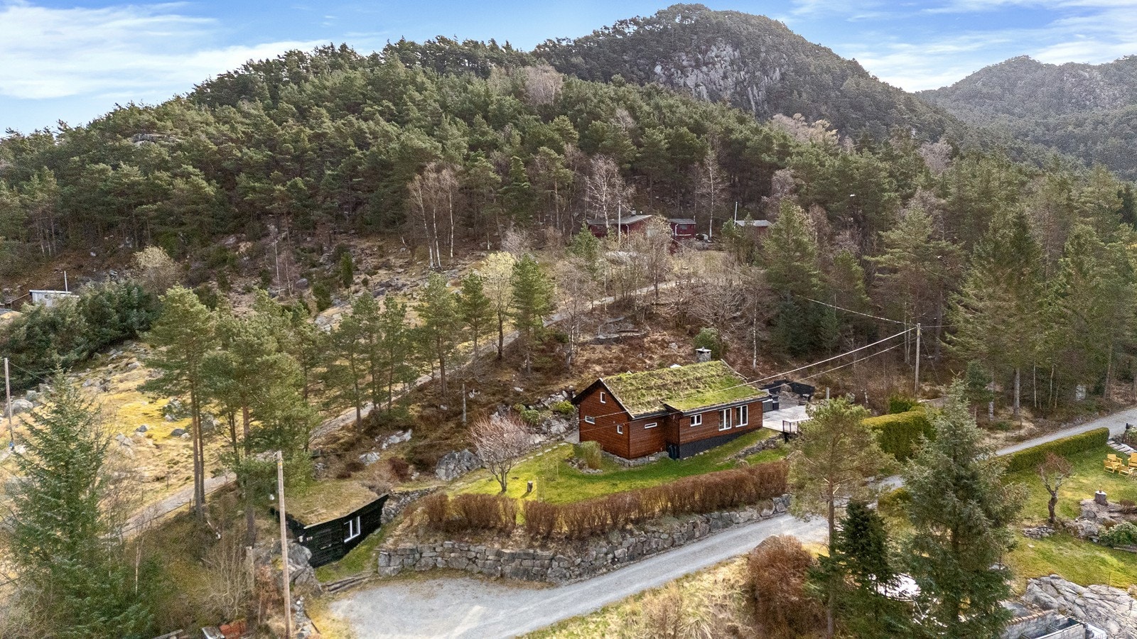 Hytta har torvtak og farger som harmonerer med de naturlige omgivelsene. Galleribilde