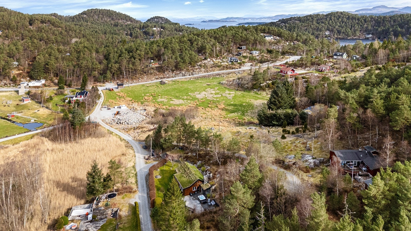 Beliggende i naturskjønne omgivelser med nærhet til både sjø, vann og flotte turområder! Galleribilde