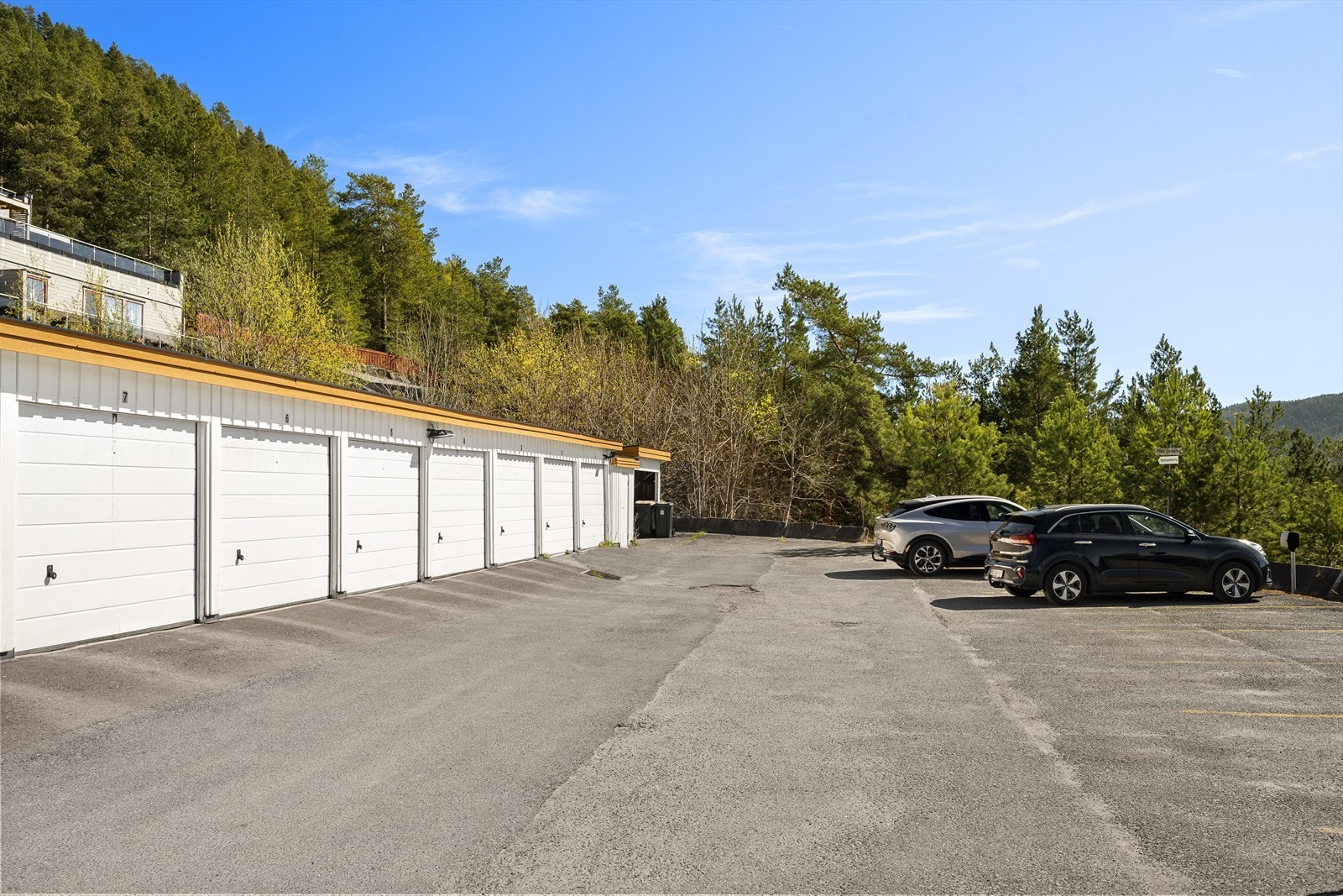 En utendørs parkeringsplass (hver beboer har en). Garasjeplass kan leies av borettslaget, søknad vurderes etter ansiennitetsprinsippet. Galleribilde