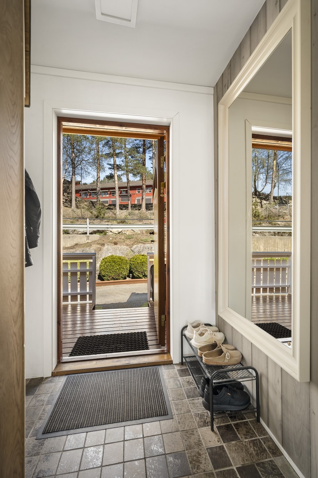 Velkommen inn i en lys og trivelig entré. Galleribilde