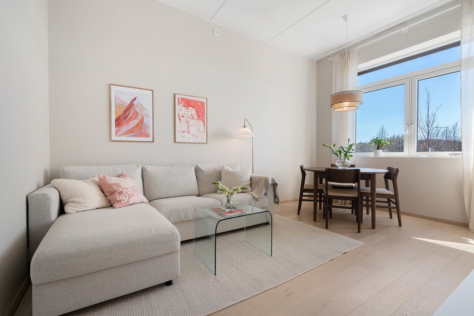 Store vindusflater gir godt med naturlig lysinnslipp Galleribilde