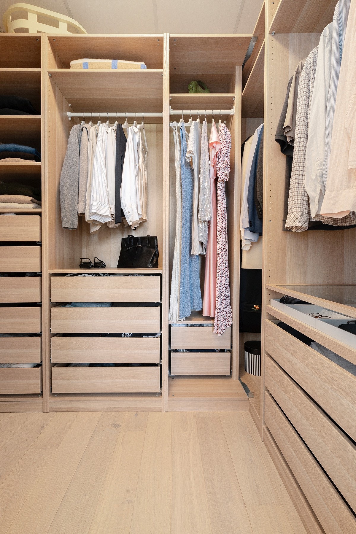 Bod i tilknytning soverom som i dag er innredet som walk-in-closet Galleribilde