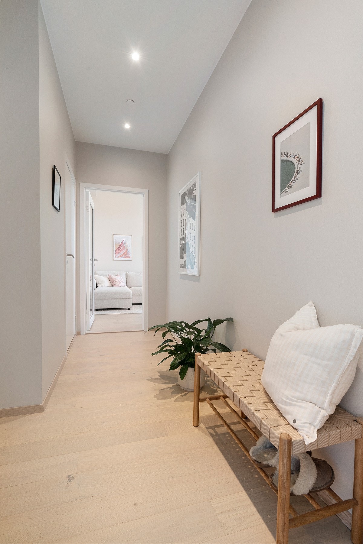 De lyse og moderne overflatene setter standarden for resten av leiligheten, med parkett på gulv og malte veggflater Galleribilde