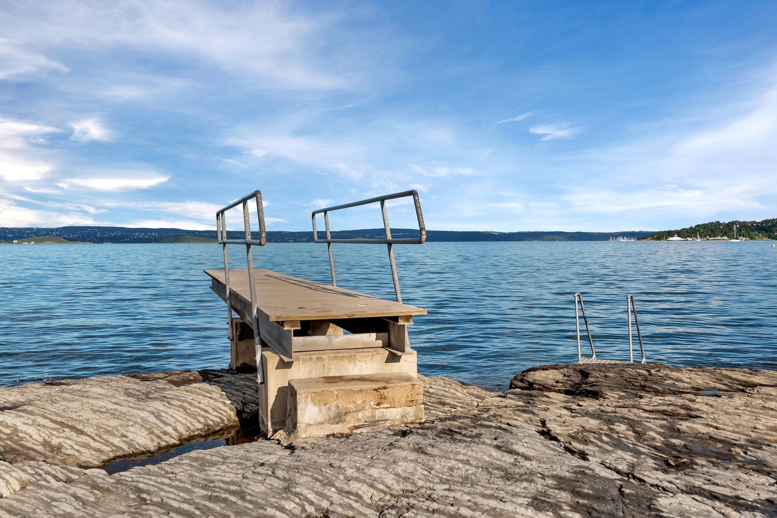 Fornebu har flere flotte badeplasser som kan nytes på sommerhalvåret Galleribilde