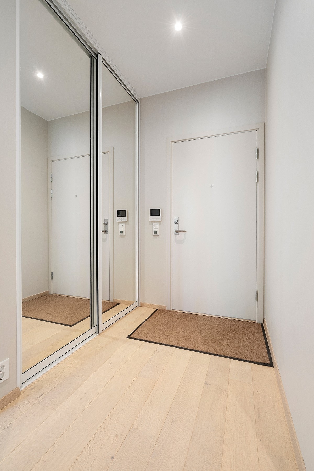 Leiligheten har en lys og innbydende entré med gode oppbevaringsmuligheter Galleribilde