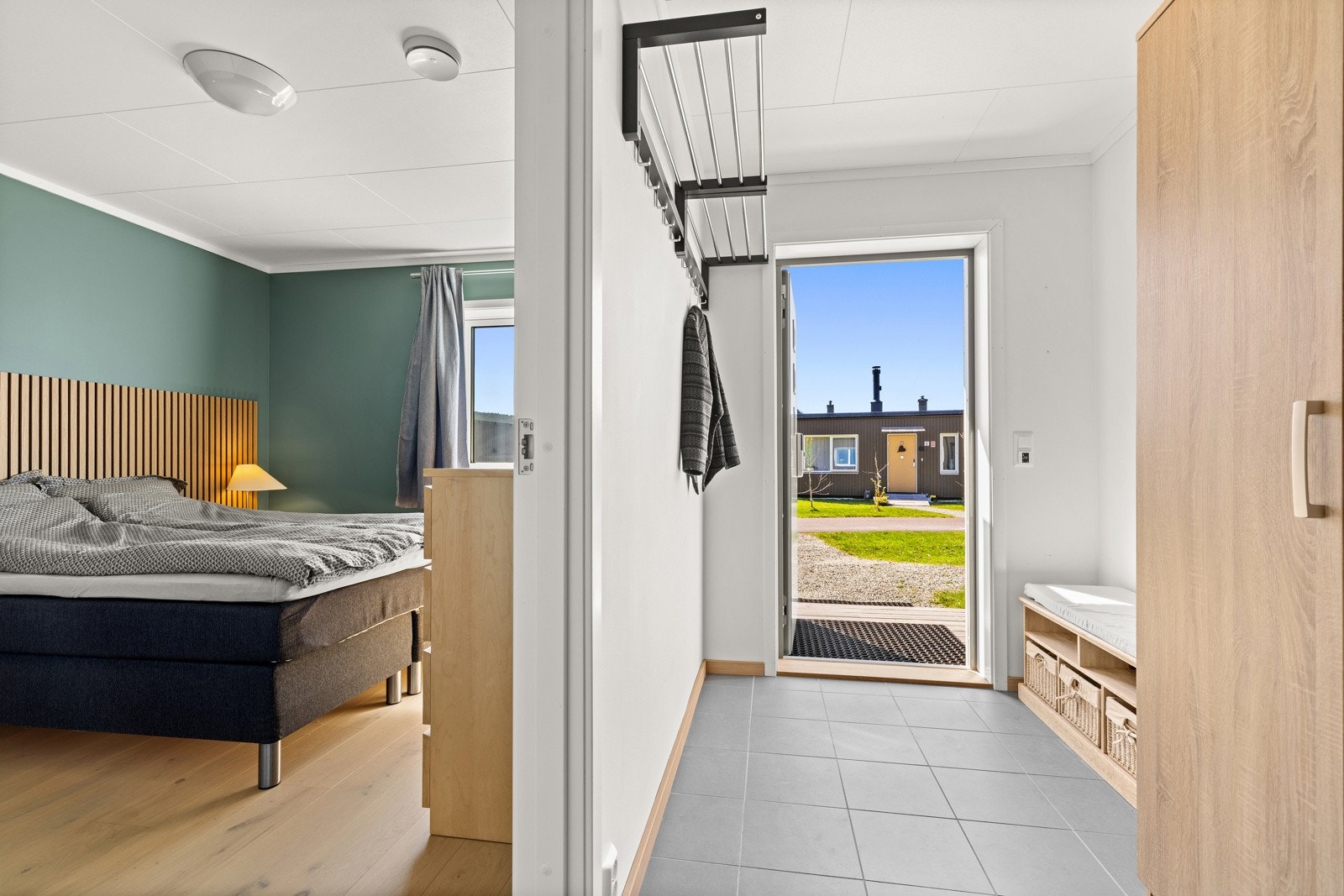 Fra gangen er det kort vei inn til hovedsoverommet og ut til entréen. Galleribilde