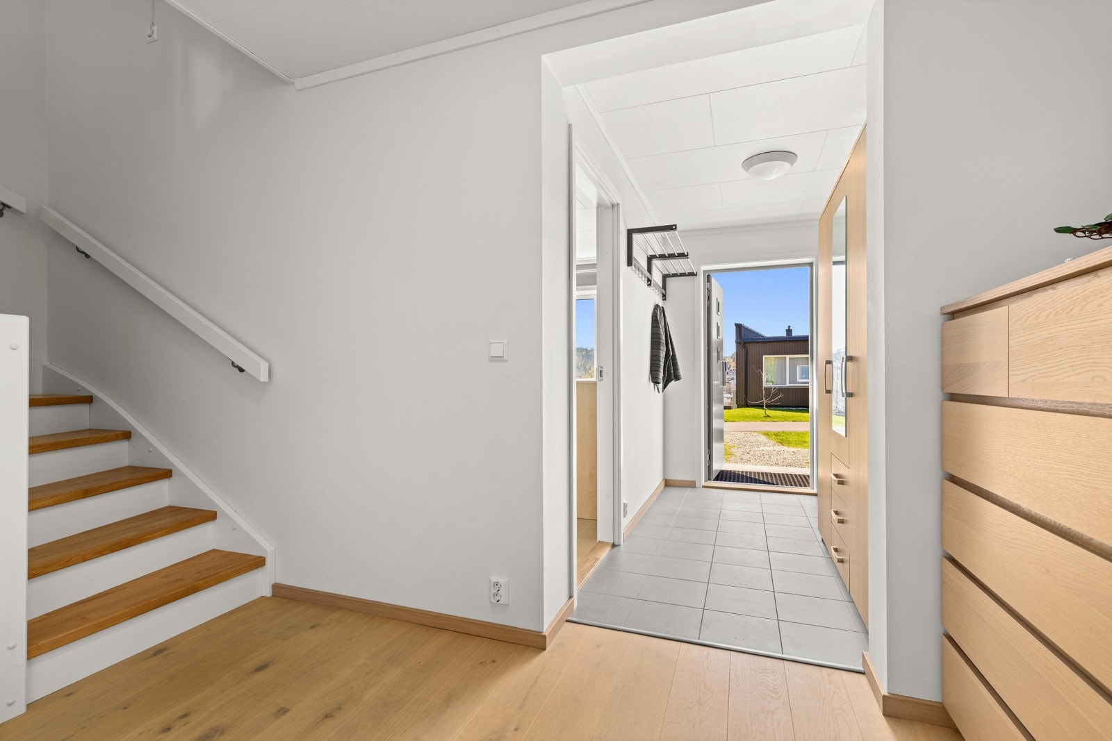 Entréen har trapp opp, garderobeløsninger og utgang til felles gårdsplass. Galleribilde